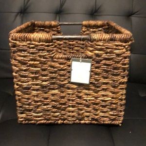 Threshold storage basket
